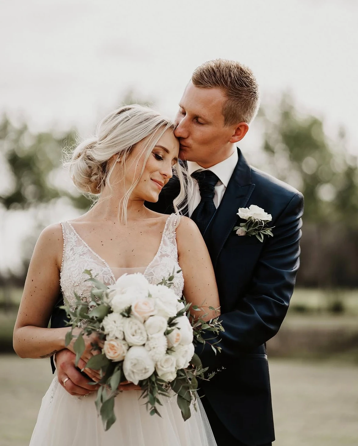 Braut im Hochzeitskleid mit Make-up und Haarstyling von Julyana